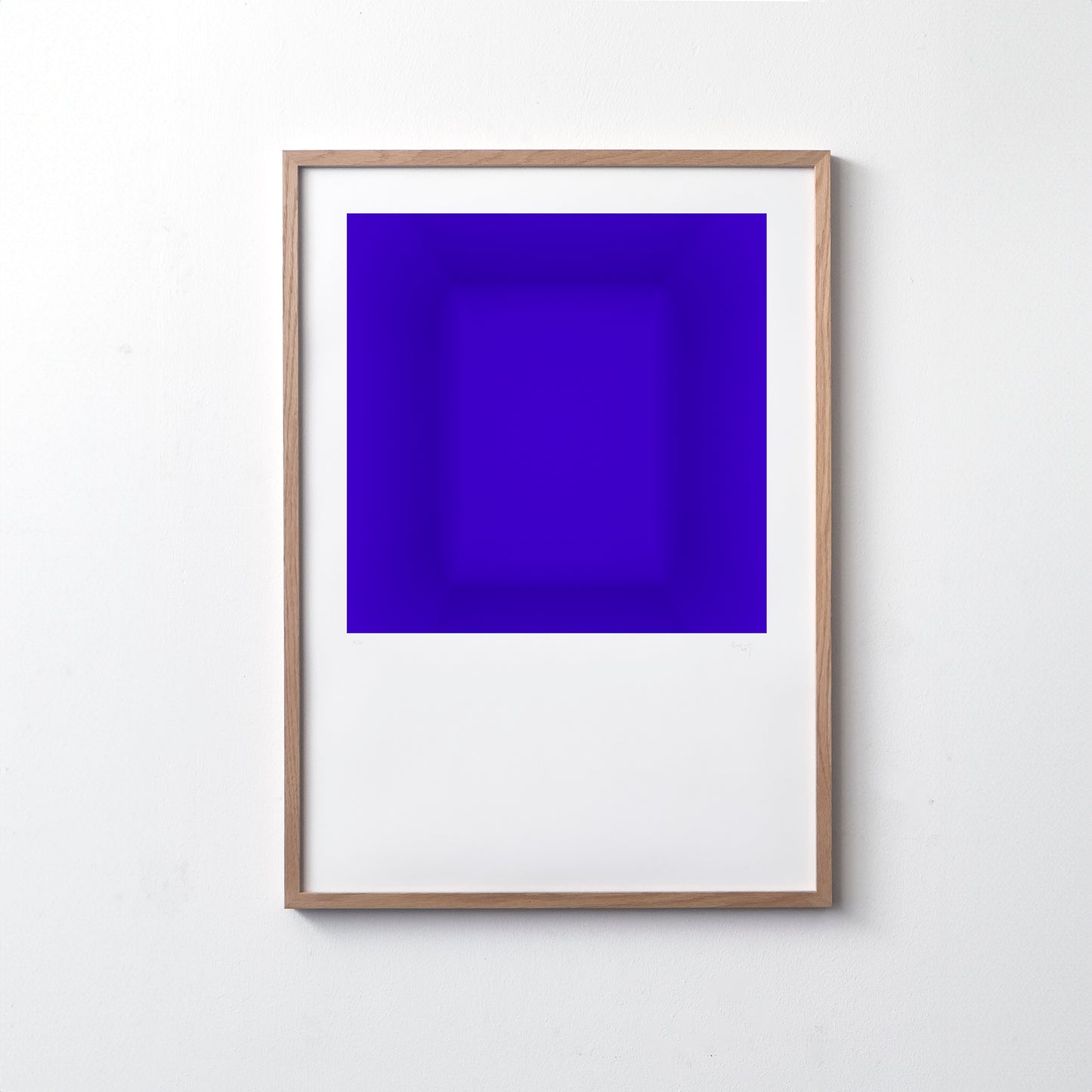 Kunstdruck im Bilderrahmen, Motiv blau monochromer Raum, Titel IKB III - Edition