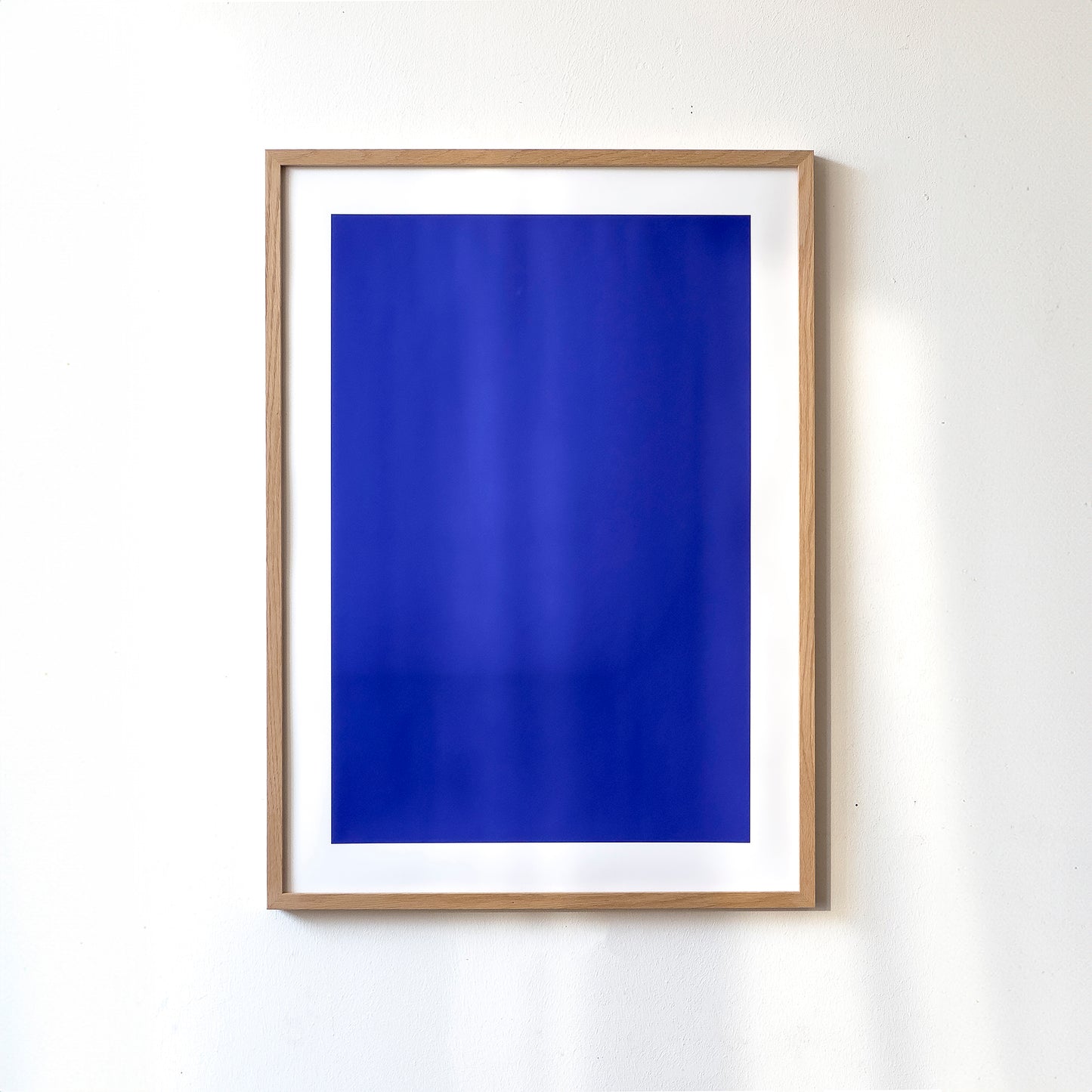 Kunstdruck im Bilderrahmen, Motiv blau monochromer Raum, Titel IKB IV