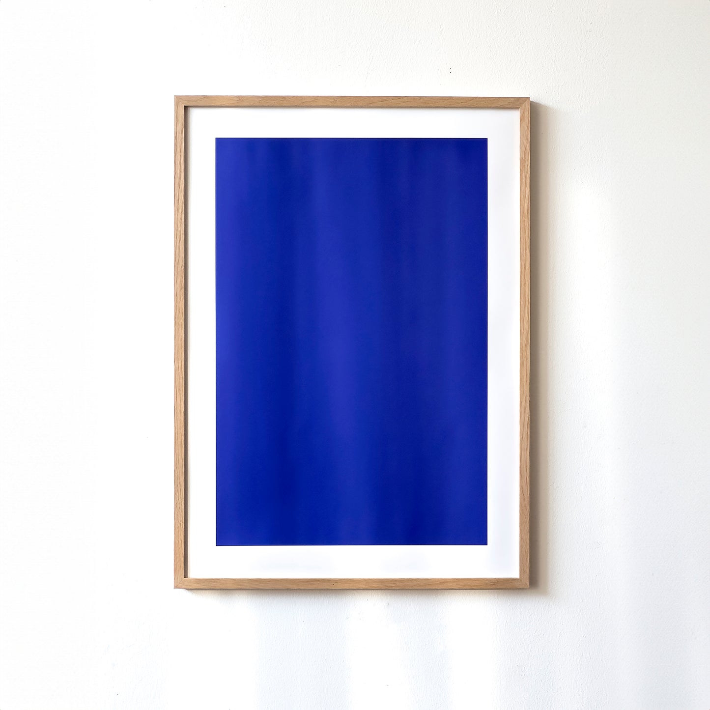 Kunstdruck im Bilderrahmen, Motiv blau monochrome Welle, Titel IKB II
