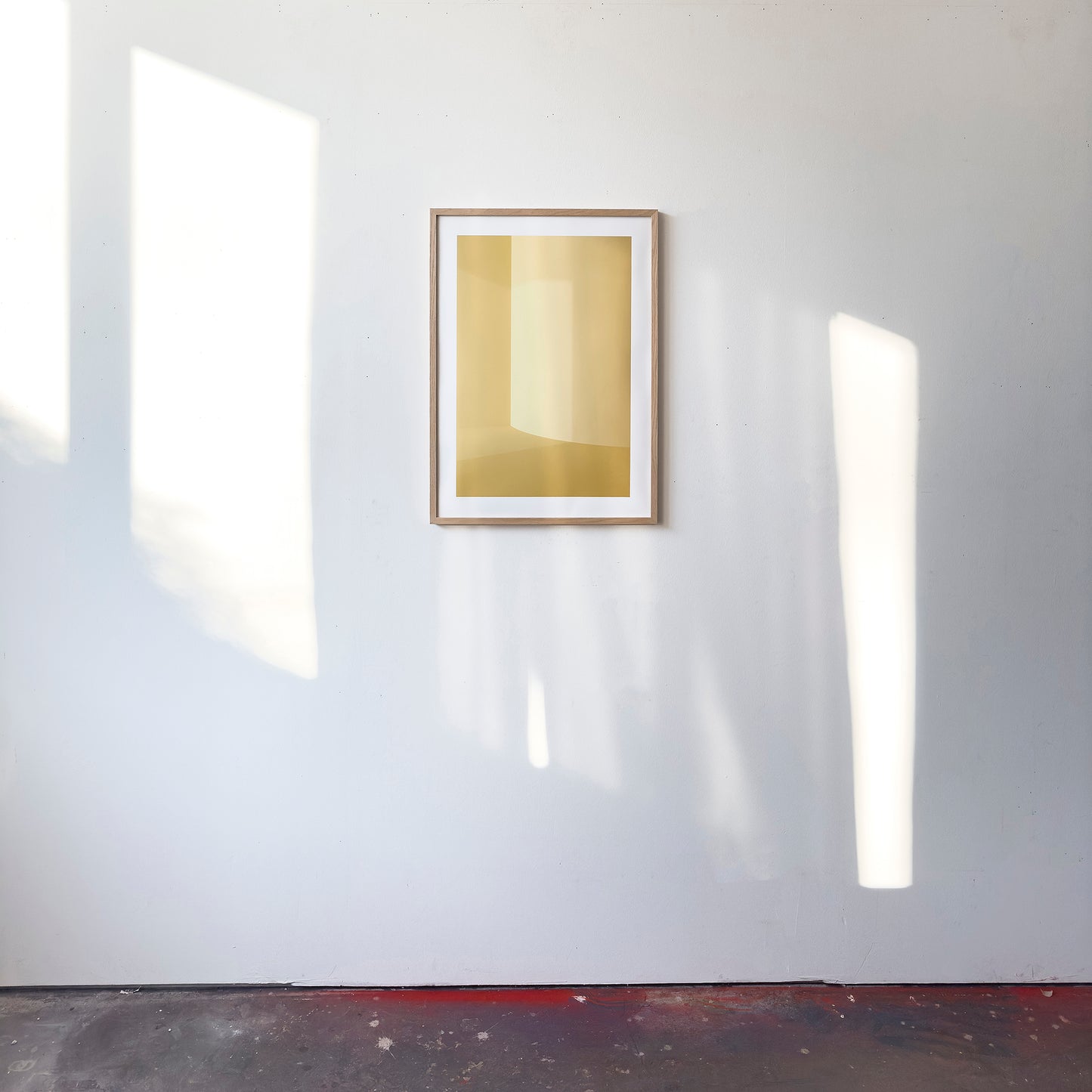 Kunstdruck im Bilderrahmen im Atelier, Motiv gelb monochrome Raumecke mit Lichteinfall, Titel Styr III