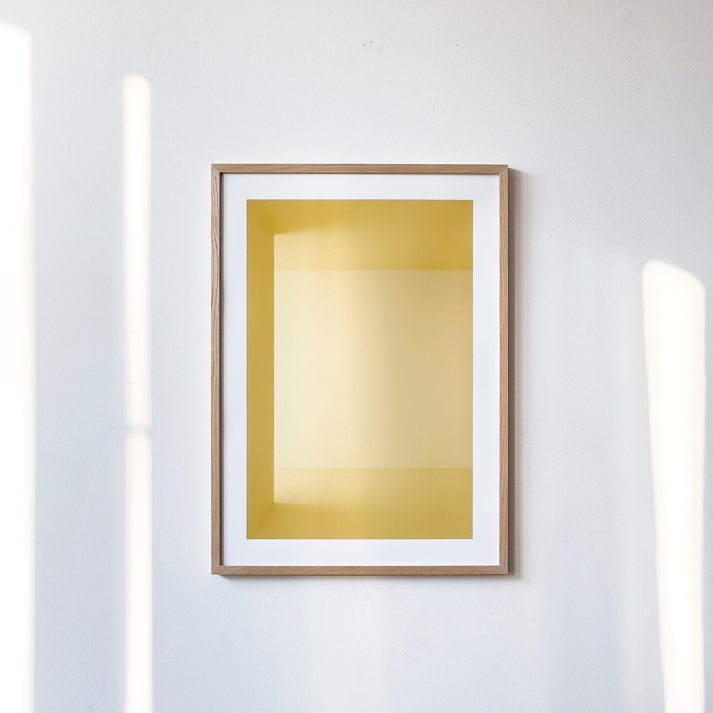 Kunstdruck im Bilderrahmen im Atelier, Motiv gelb monochromer Raum, Titel Styr I