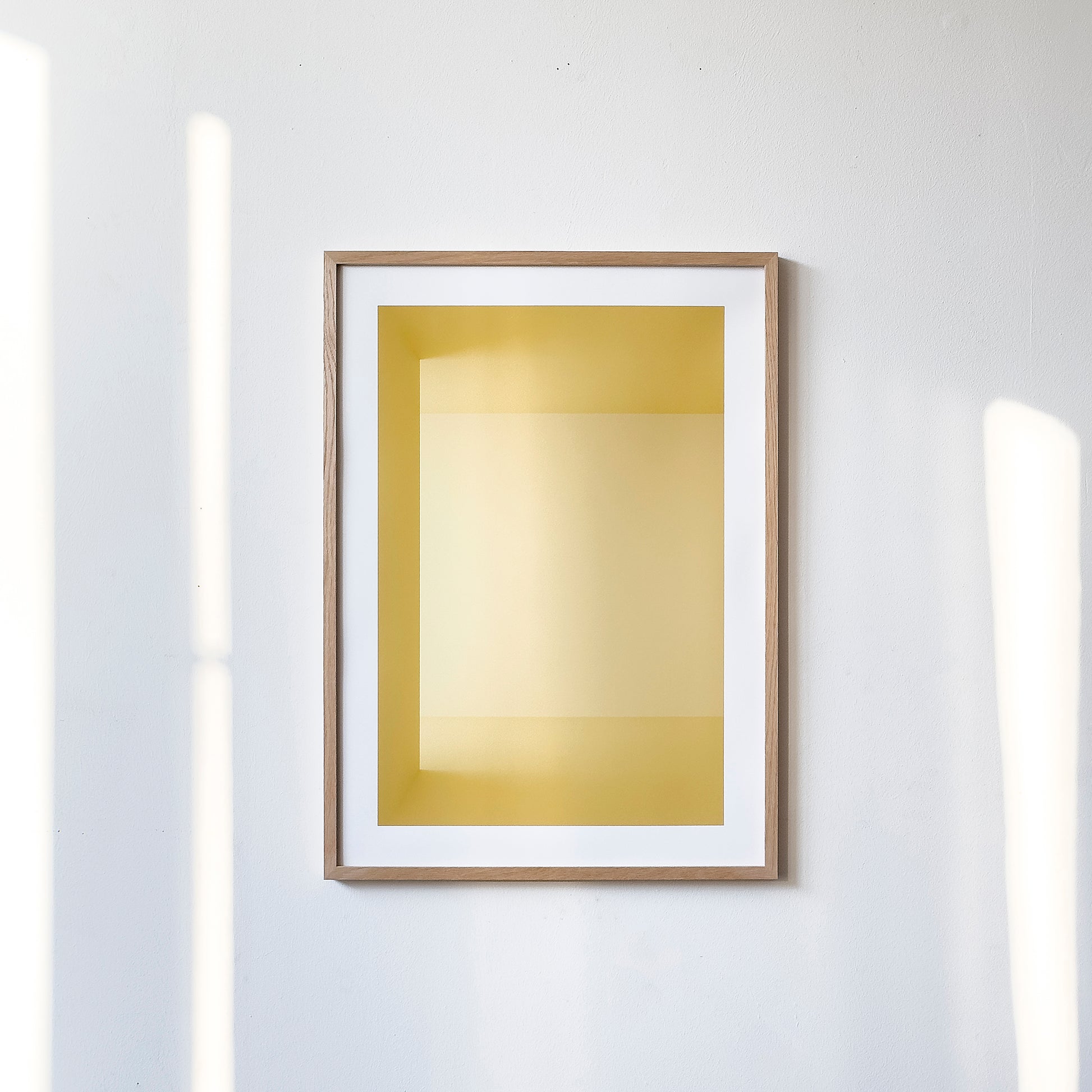 Kunstdruck im Bilderrahmen im Atelier, Motiv gelb monochromer Raum, Titel Styr I