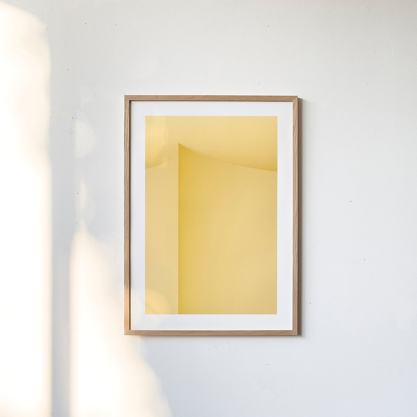 Kunstdruck im Bilderrahmen, Motiv gelb monochromr Raum, Titel Styr IV - Edition