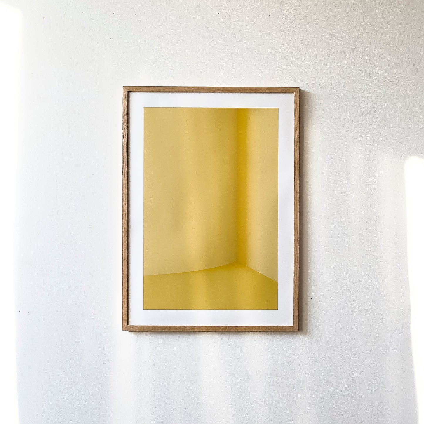 Kunstdruck im Bilderrahmen, Motiv gelb monochrome Raumecke, Titel Styr II