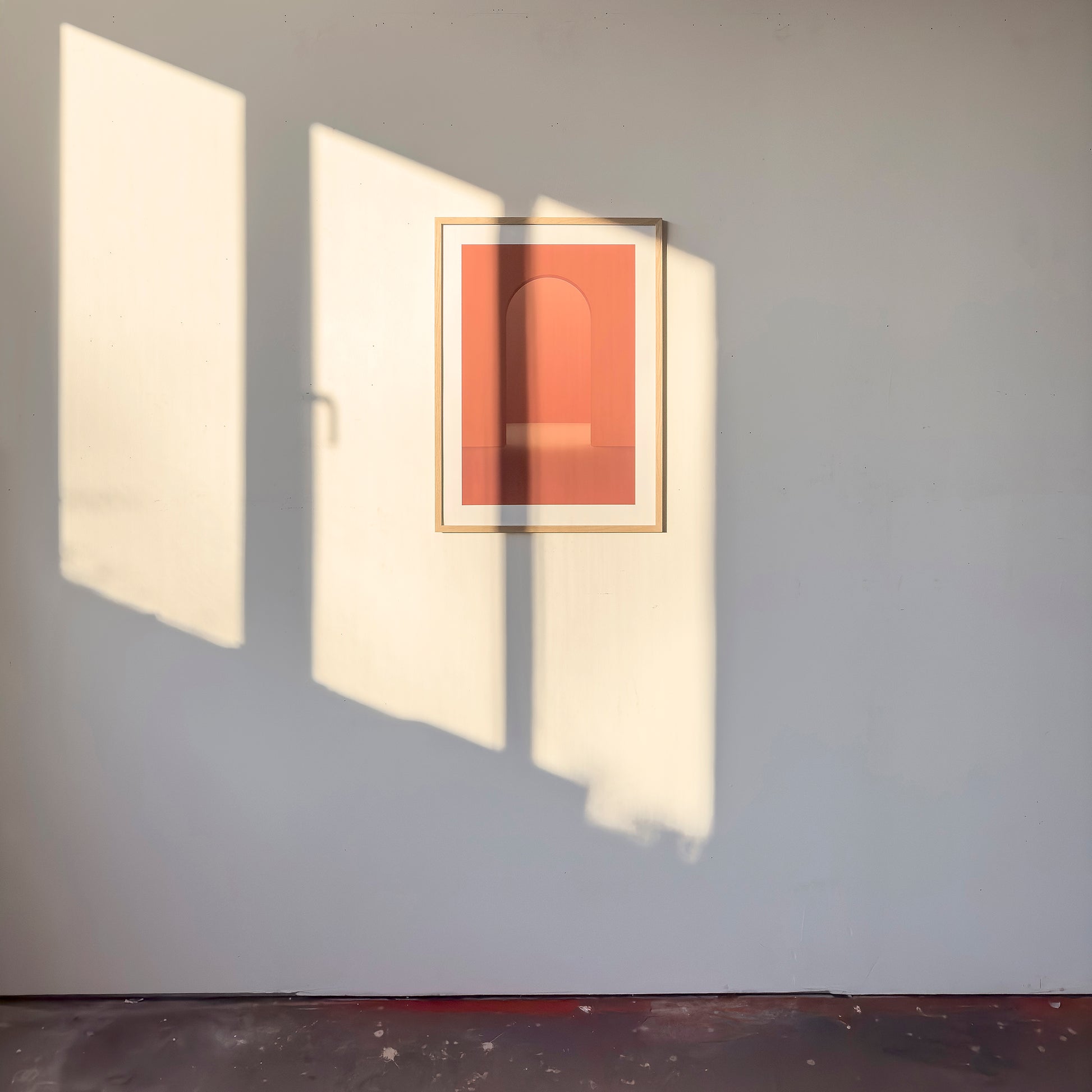 Kunstdruck im Bilderrahmen im Atelier, Motiv rot monochromer Rundbogen, Titel Terra II